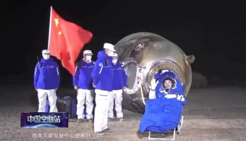 準時回家，祝賀神舟十八號載人飛船返回艙成功著陸